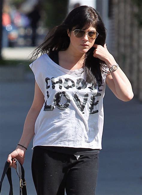 Selma Blair Hottest Legs Sexy Feet Pictures Short Hair Bikini Leaked Pics
