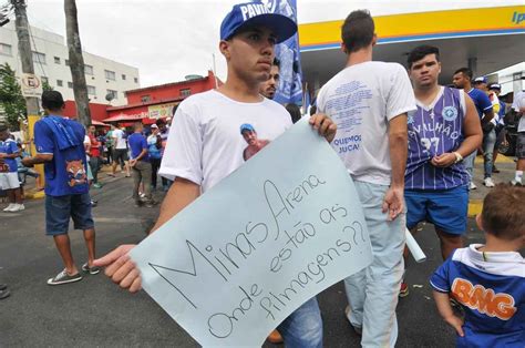 Organizada do Cruzeiro protesta no Mineirão por morte de torcedor