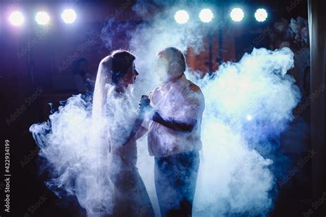 Fotka „an Attractive Bride Dances With Her Father At A Wedding In The