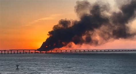 Russische Krim Brücke nach Explosion schwer beschädigt Ausland