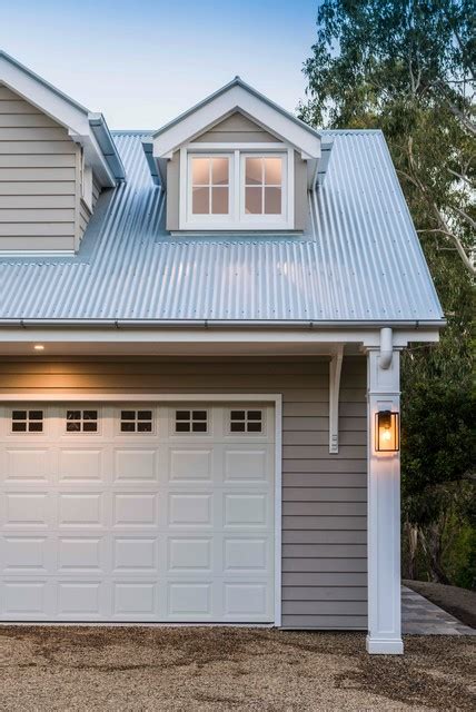 Classic American Style Barn With Garage With Loft Traditional