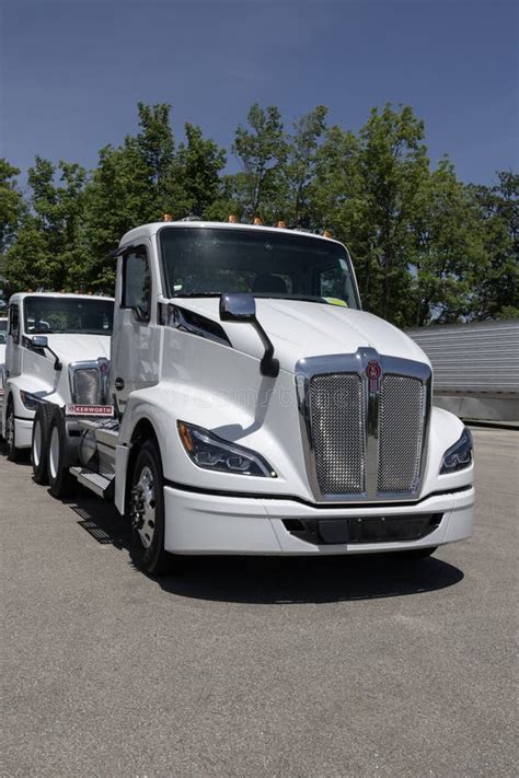 Kenworth T680 Tractor Truck Kenworth Offers The T680 With A PACCAR MX