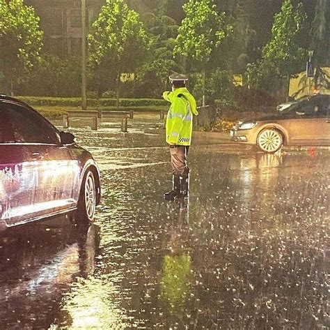 东明暴雨中，多个路口拍到一幕！路段