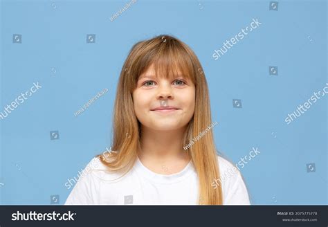 Little girl brown hair standing Más de 4 786 fotos de stock con