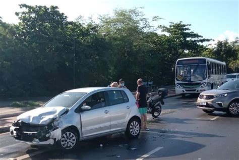 Acidentes são registrados na Tancredo Neves e Beira Mar