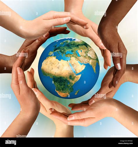 Symbole Conceptuel De Mains Humaines Multiraciale Qui Entoure Le Globe