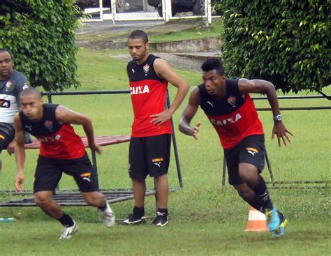 Jogadores Do Vitória Realizam Treino Físico Pela Manhã Na Toca Do Leão