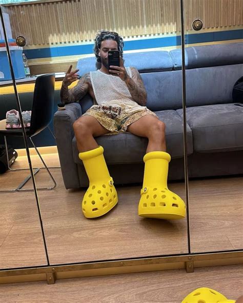 MSCHF X Crocs Yellow Boots La Tendencia Regresa Con Paris Hilton A La