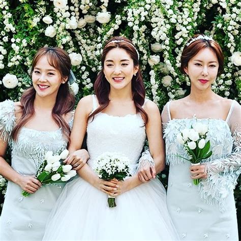 K Pop Idols Most Epic Wedding Dresses From Lee Hyoris Us120 Vintage