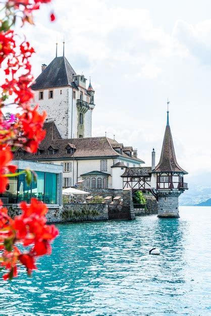 Castillo De Oberhofen Con Fondo De Lago Thun En Suiza Foto Premium