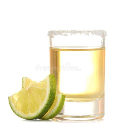 Tequila Del Oro En Un Vidrio Con La Sal Y La Cal En Un Fondo Aislado