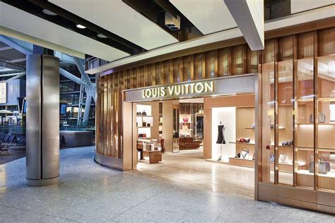 Heathrow Airport Terminal 3 Louis Vuitton | Paul Smith