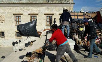 En Oaxaca Recolectores Tiran Basura En Palacio Municipal Y Bloquean