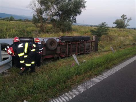 Accident rutier pe A1 O cisternă cu lapte s a răsturnat FOTO