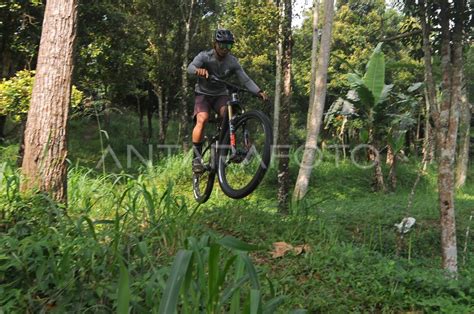 MEMPERKENALKAN SEPEDA GUNUNG ELEKTRIK ANTARA Foto