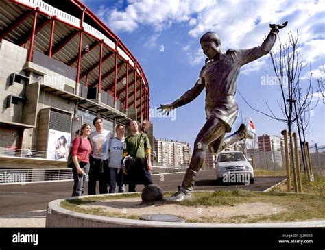 Eusebio Statue Estadio Da Luz Hi Res Stock Photography And Images Alamy