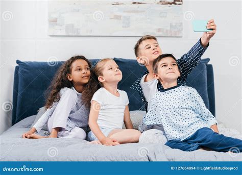 Multikulturelle Gruppe Kinder Die Selfie Auf Smartphone Nehmen Stockfoto Bild Von Offen