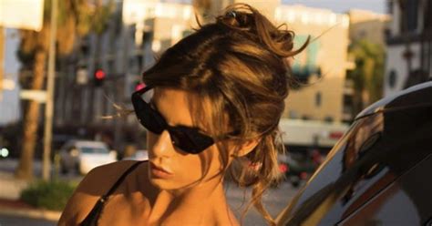 Elisabetta Canalis Alla Pompa Di Benzina Vestita Cos Stiamo