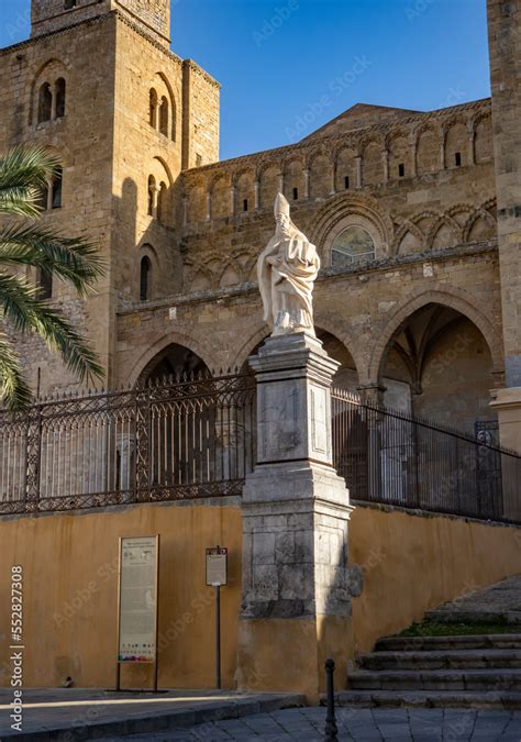 Prospettiva Cattedrale Normanna Con Statua Strada Centro Storico Della