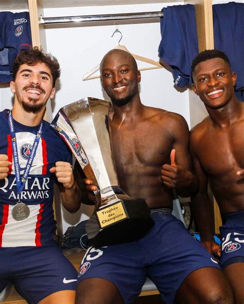 Psg Vitinha Danilo E Nuno Mendes En 2022 Photos De Football