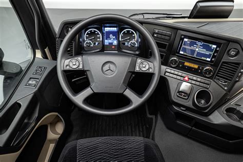 Mercedes Benz Sort Un Actros F Basique Et Une S Rie Limit E Edition