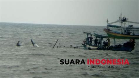 Perahu Nelayan Di Situbondo Tenggelam Diterjang Ombak