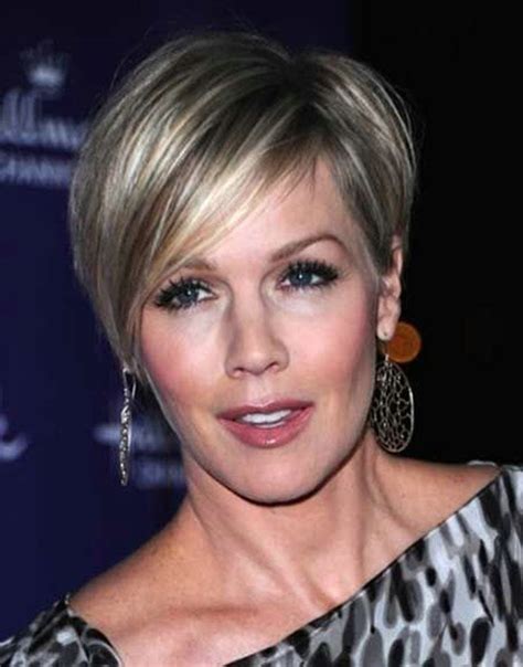 Best Short Haircuts For Older Women 2024 Ivonne Allegra