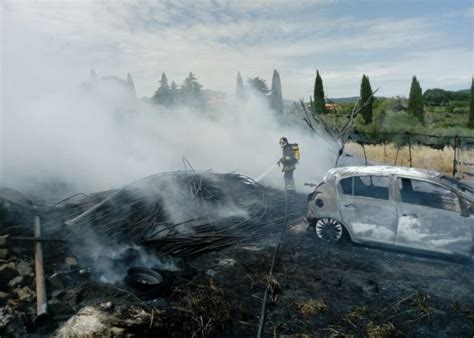 A Fuoco Sterpaglie Un Capanno E Un Auto A Gpl Ore Per Spegnere Le