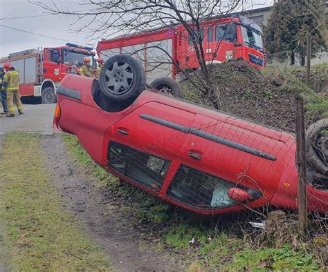 Dąbrowa Górnicza Auto wyleciało z drogi i dachowało na prywatnej