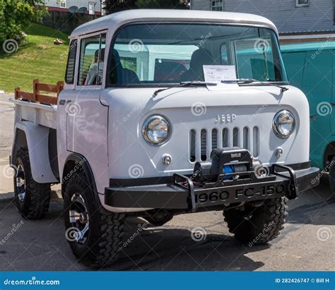 Tidioute Pennsylvania Usa May 27 2023 A White 1960 Jeep Forward