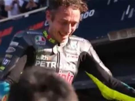 VIDEO MotoGP Valencia Valentino Rossi L Ultimo Giro D Onore E La