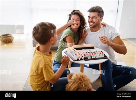 Feliz Familia Joven Divertirse Juntos En Casa Feliz Concepto De La