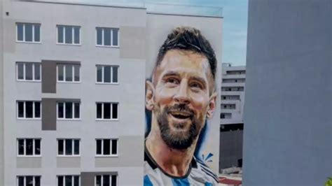 Locura Por Lionel Messi En Albania Tremendo Mural De Metros