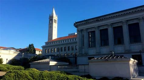 Luniversité De Californie De Berkeley Et Son Campanile