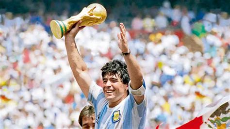 Diez historias de Diego Maradona para recordarlo en el día que