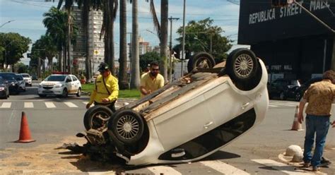 G1 Carro capota em acidente na Avenida República do Líbano em