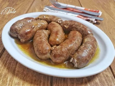 Le Salsicce Al Vino Bianco Cotte In Padella Sono Un Secondo Piatto