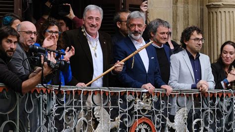 Joseba Asiron Nuevo Alcalde De Pamplona Recibe La Makila