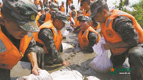 奋勇逆行 鏖战洪魔——解放军和武警部队抗洪救灾影像 中国军网