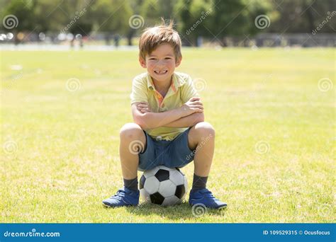 Ca Oe Ou Anos De Futebol De Jogo Feliz De Aprecia O Velho Do