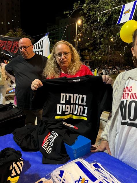 יום העצמאות בחולון 2024: מצד אחד חוגגים ומהצד השני זעקת החטופים | גו ...