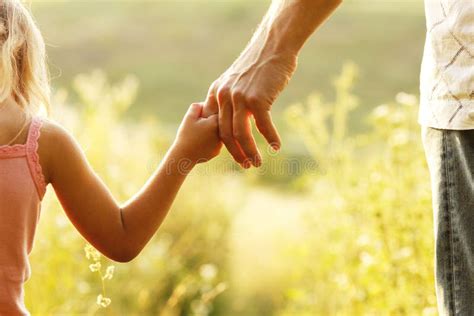 Le Parent Tient La Main D Un Petit Enfant Photo Stock Image Du Adulte