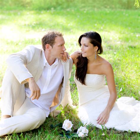 Paar Heiratete Gerade Im Park Gras Sitzen Stockfoto