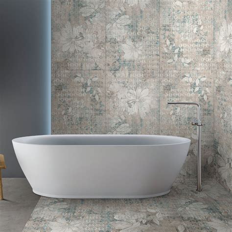 Bagno Shabby Con Le Piastrelle Effetto Carta Da Parati Leroy Merlin