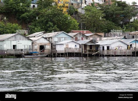 Moradias populares e palafitas às margens do Rio Negro Stock Photo Alamy