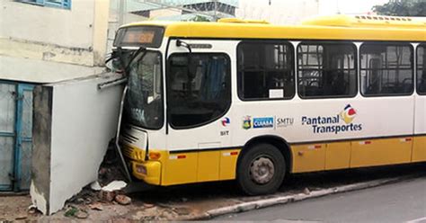 G Motorista Tenta Desviar De Moto Em Mt E Nibus Bate Em Muro De