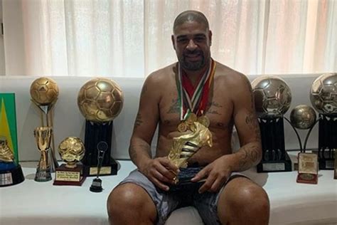 Sem Camisa Adriano Imperador Mostra Sofá De Troféus Obrigado