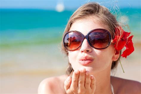 Retrato De La Mujer Joven En Las Gafas De Sol Que Soplan Imagen De