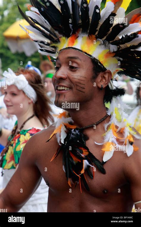 Alemania Berl N El Carnaval De Las Culturas El Joven Brasile O