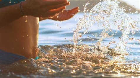 Cerrar Mujer Irreconocible En Bikini Azul Salpicando Agua De Mar Con
